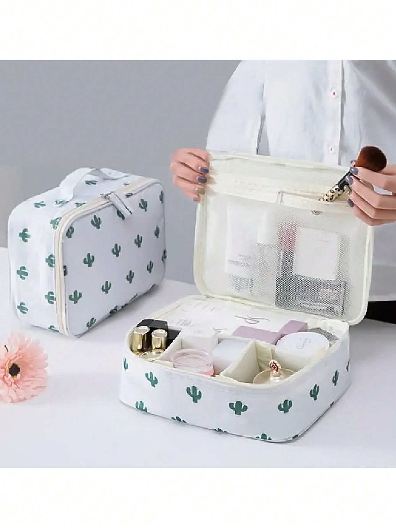 Travel Accessories Toiletries - حقيبة مستحضرات تجميل مقاومة للماء بطباعة